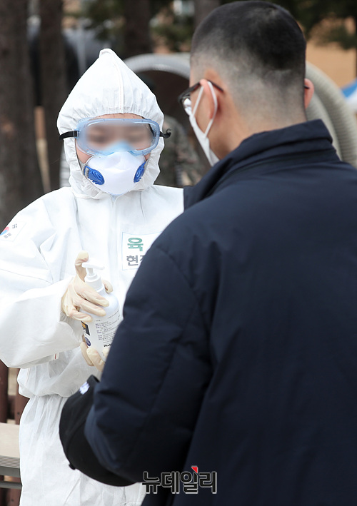 ▲ 국내 최대 변호사단체인 대한변호사협회가 9일 성금 10억5000만원을 우한폐렴 확산 방지 등을 위해 기부하기로 했다. 사진은 마스크 5부제가 실시된 9일 오후 강원 육군 6사단 신병교육대 모습. ⓒ박성원 기자