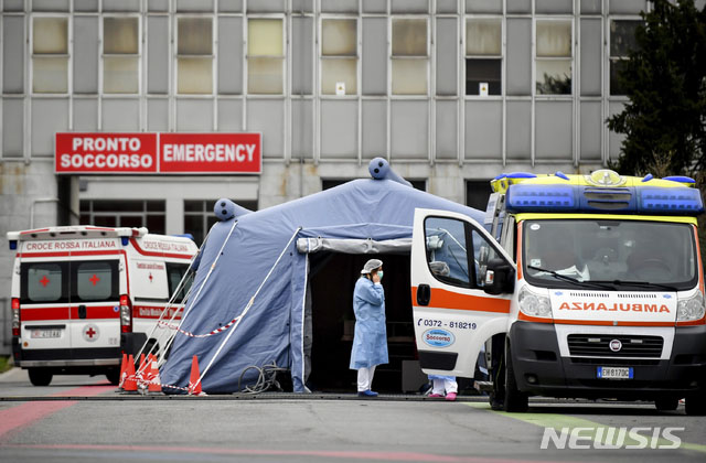 ▲ 이탈리아의 한 병원 응급실 앞에 차려진 임시 진단소. ⓒ뉴시스. 무단전재 및 재배포 금지.