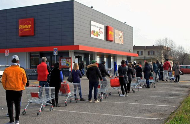 ▲ 생필품을 사기 위해 영업 전부터 슈퍼마켓 앞에서 기다리는 이탈리아 시민들. ⓒ연합 EPA. 무단전재 및 재배포 금지.