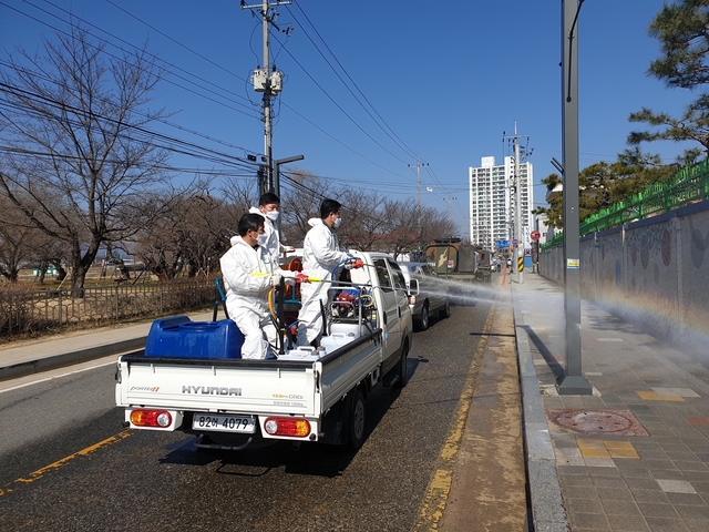 ▲ 성주군 성주읍은 지역 내 코로나19 확진자 발생과 확산에 따라 지역 향토부대와 민·관·군 합동으로 방역을 전개했다.ⓒ성주군