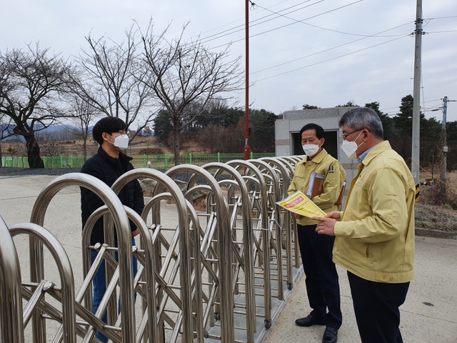 ▲ 지난 7일 김학동 예천군수는 코호트 격리 시설를 직접 방문해 “이번 코호트 격리는 선제적 예방 차원에서 바이러스 유입 차단 및 보호를 위한 조치”라고 말했다.ⓒ예천군