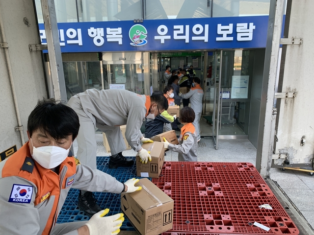 ▲ 달성군의용소방대(대장 허칠중) 대원 및 자원봉사자 30여 명이 각지에서 달성군으로 전달돼 온 후원물품 분류 등 봉사할동을 펼쳤다.ⓒ달성군
