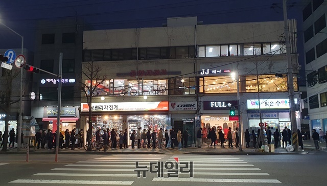 ▲ 9일 오후 7시부터 공적 마스크를 판매하는 서울시 구로구의 약국 앞에 6시50분부터 손님들이 줄을 서 있는 모습. ⓒ뉴데일리