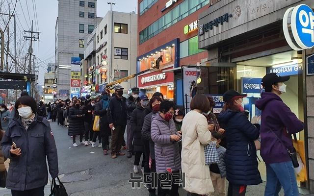 ▲ 9일 오후 6시20분 서울 구로구의 공적 마스크 판매처 약국 앞에 60여 명이 줄을 선 모습. ⓒ뉴데일리