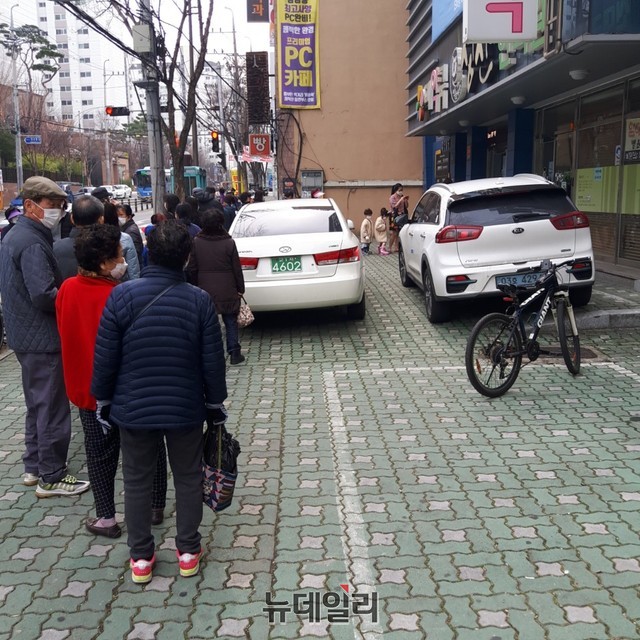 ▲ 마스크 5부제 시행 첫날인 9일 달서구 몇 군데 약국에서는 여전히 마스크 구매를 위해 줄은 선 모습이 연출됐다.ⓒ뉴데일리