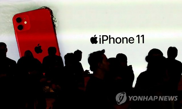 ▲ 사진은 지난해 10월 25일 서울 강남구 신사동 애플 가로수길 매장에서 열린 애플 아이폰11 국내 출시 행사를 찾은 고객과 미디어 관계자들이 아이폰11, 아이폰11 Pro, 아이폰11 Pro Max 제품을 살펴보는 모습.ⓒ연합뉴스