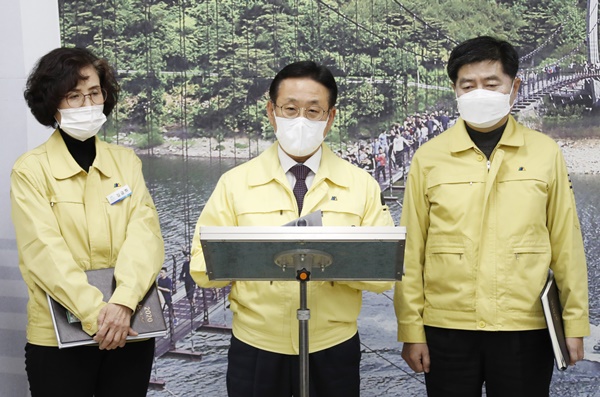 ▲ 이차영 괴산군수가 6일 코로나19 확진자 발생과 관련, 브리핑을 하고 있다.ⓒ괴산군