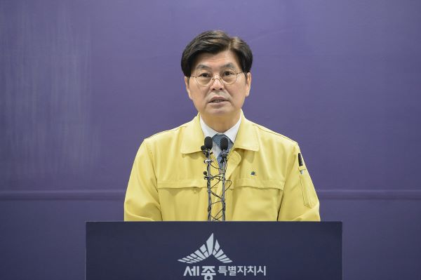 ▲ 세종시에서 10일 ‘코로나19’ 50대 남성 2명이 추가 확진됐다. 이춘희 세종시장이 지난 9일 세종시청 브리핑룸에서 코로나19 확산과 관련한 긴급 브리핑을 하고 있다.ⓒ세종시