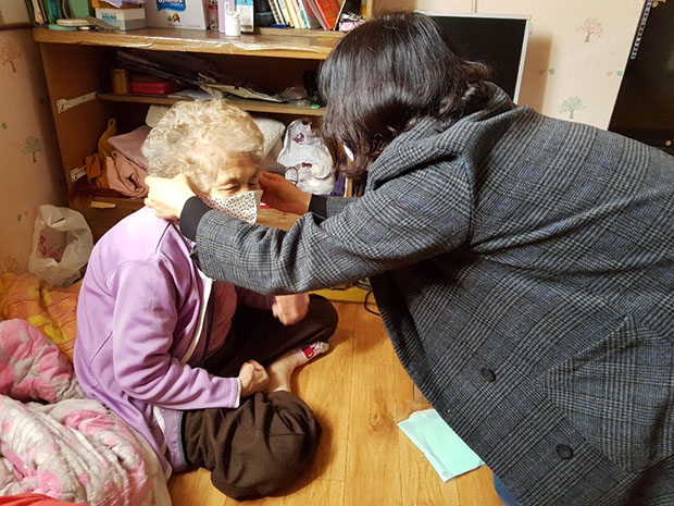 ▲ 영양군지역사회보장협의체는 필터교체용 수제마스크를 취약계층에게 지원하고 있다.ⓒ영양군