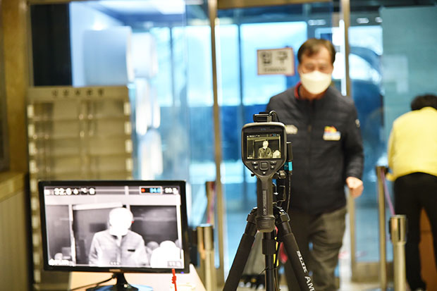 ▲ 청송군은 청사 중앙현관과 종합민원실 출입구 2곳에 열감지카메라를 설치했다.ⓒ청송군