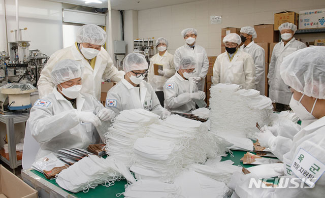 ▲ 지난 7일 군 병력이 투입된 경기 안양시의 한 마스크 업체를 찾은 정경두 국방장관. ⓒ뉴시스. 무단전재 및 재배포 금지.