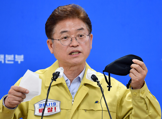 ▲ 이철우 경북지사는 9일 코로나19 브리핑에서 “코로나 바이러스 확산으로 마스크 대란이 빚어짐에 따라 자체 기술력으로 면 마스크를 만들어 보급한다”고 말했다.ⓒ경북도