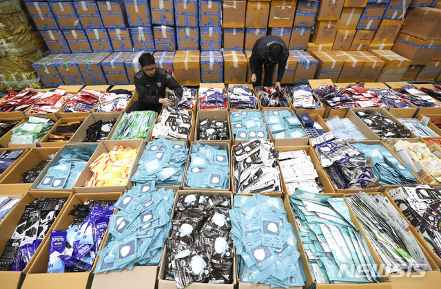 ▲ 지난 2월 13일 인천공항 세관이 적발한 중국 밀반출 마스크들. 사람을 빼고 눈에 보이는 것 모두 KF94급 마스크다. ⓒ뉴시스. 무단전재 및 재배포 금지.