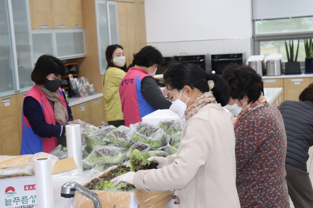 ▲ 한국생활개선김천시연합회가 코로나19로 자가격리된 사람들을 대상으로 사랑의 먹거리를 지원했다.ⓒ김천시