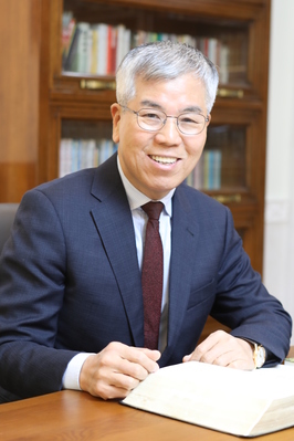 ▲ 이상춘 재경김천향우회장은 지난 9일 ‘코로나19’ 극복을 위한 특별성금 3000만원을 경북사회복지공동모금회에 전달했다.ⓒ김천시