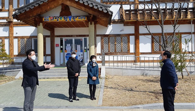 ▲ 김주수 의성군수는 생활시설 코호트격리 시행에 앞서 사전 현장점검 나섰다.ⓒ의성군