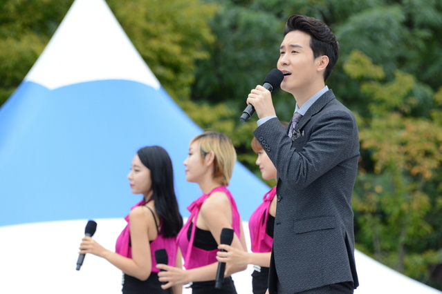 ▲ 달성군홍보대사인 가수 신유가 10일 달성군청에 코로나19 확산을 막기 위해 간식을 전달해 왔다.ⓒ달성군