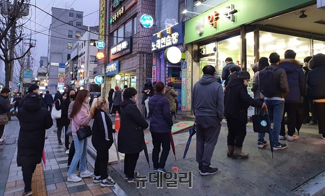 ▲ 시민들이 10일 서울시 구로구의 한 약국 앞에서 공적마스크를 구매하기 위해 줄 서 있는 모습 ⓒ뉴데일리