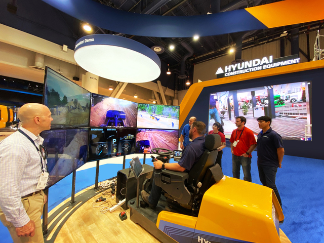 ▲ 콘엑스포 전시회에서 현대건설기계가 3,400km 떨어진 미국 조지아州 석재 판매현장의 무인 휠로더를 원격으로 조종하는 모습.ⓒ현대건설기계