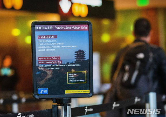 ▲ 미국 시애틀 국제공항에 있는 우한폐렴 경고안내문. ⓒ뉴시스. 무단전재 및 재배포 금지.