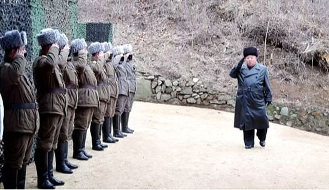▲ 마스크를 쓴 북한군 병사들을 사열하는 김정은. ⓒ뉴시스. 무단전재 및 재배포 금지.