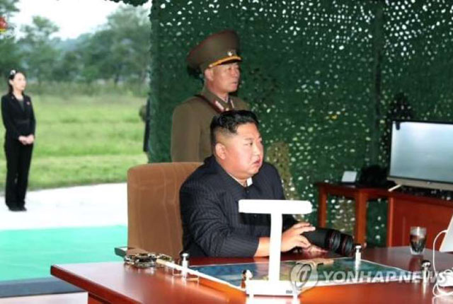 ▲ 김정은의 뒤에 서 있는 박정천 북한군 총참모장. ⓒ연합뉴스. 무단전재 및 재배포 금지.
