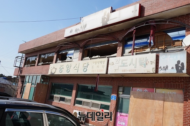 ▲ 지난 4일 새벽 충남 서산 롯데케미칼 대산공장에서 폭발화재가 발생해 인근 상가 건물이 폭발화재 충격으로 유리창이 모두 파손되는 등의 큰 피해를 입었다.ⓒ뉴데일리 충청본부 D/B