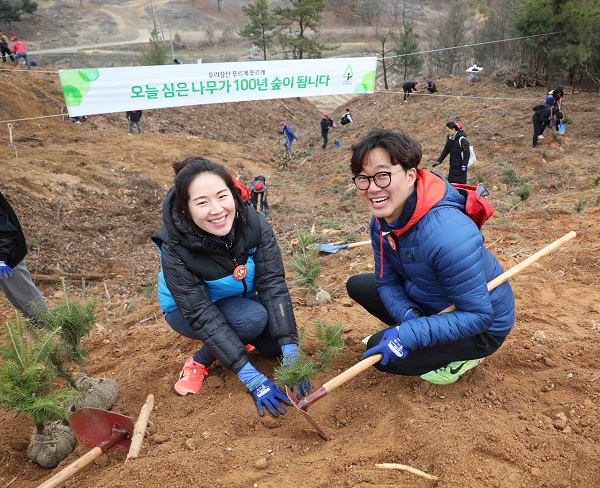 ▲ 2019년 3월 화성시에서 열린 유한킴벌리 신혼부부 나무심기 참가자 모습ⓒ유한킴벌리