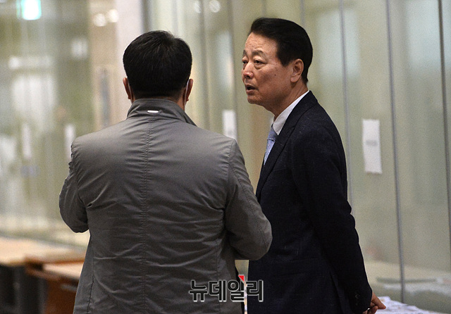 ▲ 한선교 미래한국당 대표가 지난달 27일 오후 국회 정론관에서 미래한국당 공천관리위원 발표 기자회견이 열리는 동안 정론관 밖 복도에서 관계자와 대화를 나누고 있다. ⓒ박성원 기자