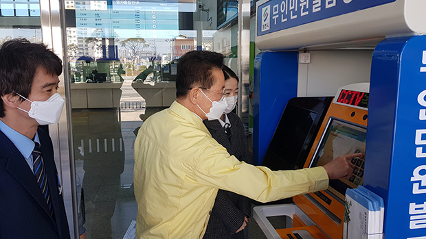 ▲ 영천시는 경북 최초 철도역사 내 무인민원발급기를 설치했다.ⓒ영천시