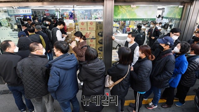 ▲ 마스크 5부제 첫날인 지난 9일 서울 시민들이 마스크를 구입하기 위해 한 대형약국 앞에서 줄을 서 있다.ⓒ뉴데일리DB