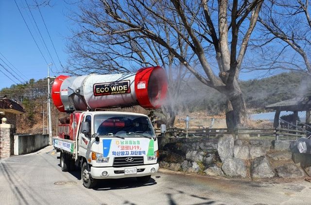 ▲ 세종시가 최근 ‘코로나19’가 급속도로 확산되고 있는 가운데 방역을 확대하고 있다. 사진은 금남면에서 방역활동을 하고 있는 모습.ⓒ세종시