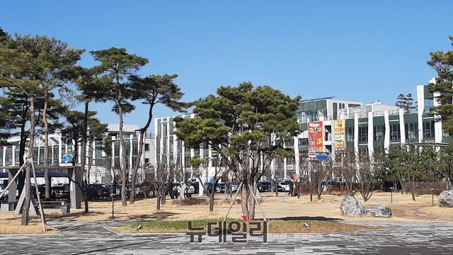 ▲ 꽃샘추위가 찾아온 11일 아침 세종시청 옆에 조성된 작은 휴식공간이 한산하기만 하다.ⓒ김동식 기자