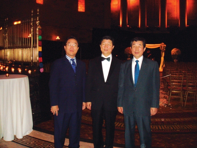 ▲ 권중천, 권중갑, 권일연 HC그룹 3형제가 11일 코로나19 확산 방지를 위해 써달라며 대구와 경북에 각 1억원씩 총 2억원의 성금을 전달했다.ⓒ경북도