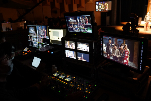 ▲ 경기도문화의전당이 12일 오후 4시 경기도립극단 '브라보! 엄사장'을 시작으로 무관중 라이브 중계를 이어간다.ⓒ경기도문화의전당