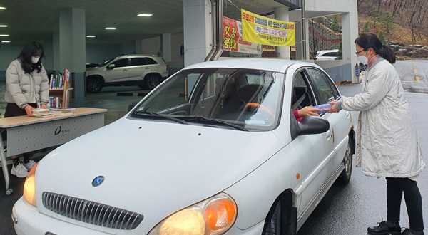 ▲ 충북 청주시 오창호수도서관이 13일부터 시행하는 북 드라이브 스루 대출 봉사 시연 장면.ⓒ청주시
