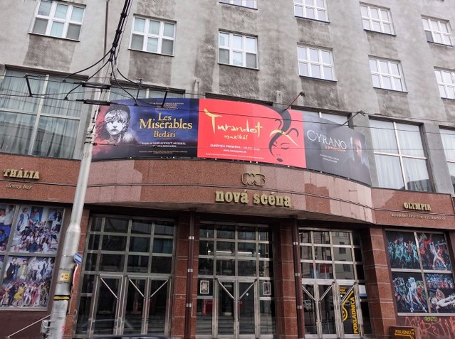 ▲ 슬로바키아 노바스쩨나 국립극장의 전경. 세계적인 뮤지컬 '레미제라블', '시라노' 등과 함께 뮤지컬 '투란도트'의 공연을 알리는 간판이 걸려있다.ⓒDIMF