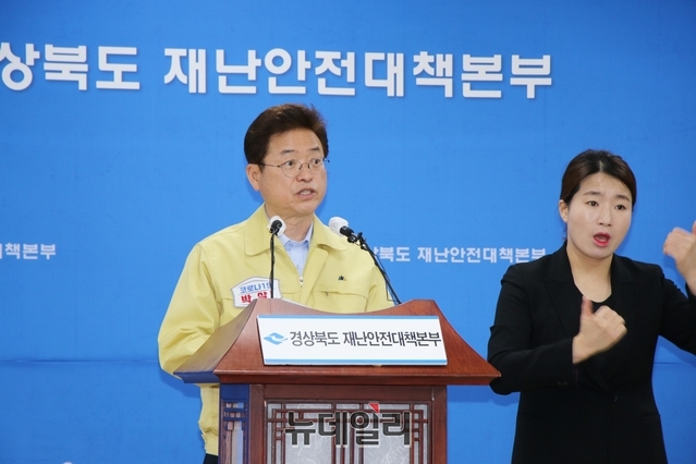 ▲ 이철우 경북도지사가 12일 도청에서 코로나19 관련 브리핑을 하고 있다.ⓒ뉴데일리