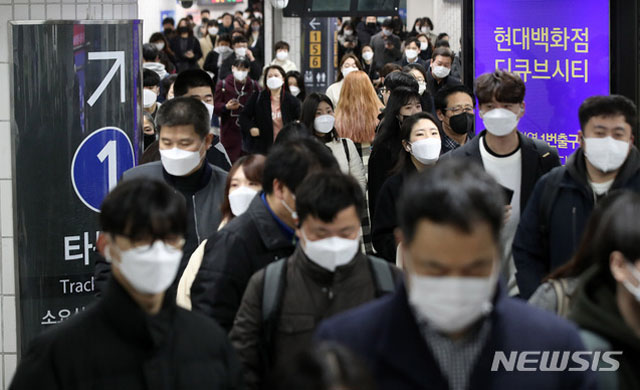▲ 12일 서울 신도림역에서 출근하는 시민들. WHO 사무총장이 칭찬한 한국에서는 마스크조차 구하지 못해 시민들이 불안해 하고 있다. ⓒ뉴시스. 무단전재 및 재배포 금지.