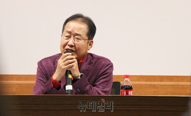 ▲ 홍준표 전 자유한국당 대표가 12일 대구 수성구을 무소속 출마를 기정사실화하면서 대구 수성구을이 후끈 달아오르고 있다. 사진은 지난해 11월 홍 전 대표가 27일 영남대 특강에서 학생들과 질문에 답하고 있는 장면.ⓒ뉴데일리