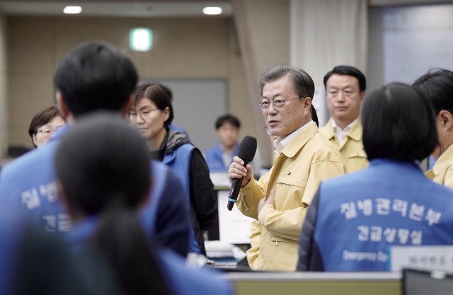 ▲ 문재인 대통령이 11일 충북 청주시 질병관리본부 긴급상황실을 방문해 신종 코로나바이러스감염증(코로나19) 대응에 분투 중인 직원들을 격려하고 있다. ⓒ뉴시스