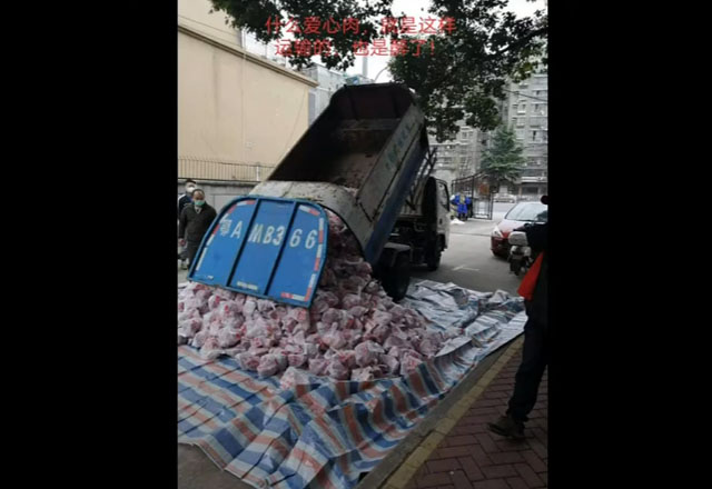 ▲ SNS를 통해 폭로된, 문제의 쓰레기차 돼지고기 배달 사건 사진. ⓒ유튜브 영상 캡쳐