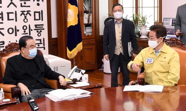 ▲ 이철우 경북도지사(오른쪽)는 권영진 대구시장과 함께 12일 문희상 국회의장(왼쪽)을 만나 코로나19 피해극복을 위한 특별지원을 건의했다.ⓒ경북도