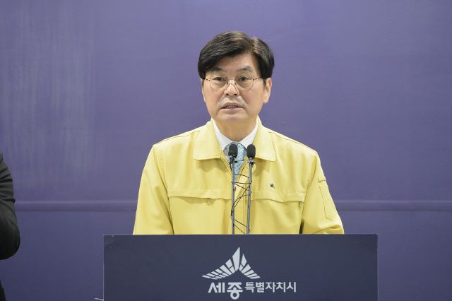 ▲ 최근 세종에서 신종 코로나바이러스 감염증(코로나19)이 급속도로 확산되고 있는 가운데 이춘희 시장이 13일 긴급브리핑을 하고 있다.ⓒ세종시