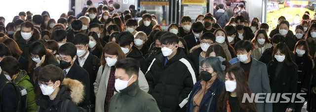 ▲ 지하철 마스크 행렬.ⓒ뉴시스