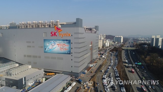 ▲ SK하이닉스는 13일 중국 우한에서 발생한 코로나19 폐렴 확산세 속에서 진행되는 정기주주총회에서 외부인의 출입을 제한한다고 밝혔다. 사진은 SK하이닉스 이천M14 공장의 모습.ⓒ연합뉴스