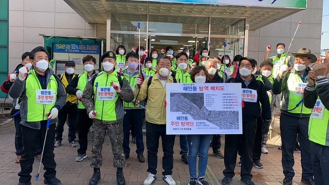 ▲ 이승천 예비후보는 12일 오후 3시부터 주민자치위원회, 청년회, 통장협의회, 방위협의회, 새마을부녀회 회원 등 약40여명과 함께 해안동 구석구석을 누비며 한곳도 빠짐없이 방역봉사를 진행했다.ⓒ이 예비후보 측