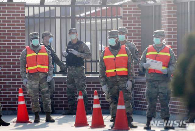 ▲ 경기 평택시 캠프 험프리에서 출입자를 점검하는 미군들. ⓒ뉴시스. 무단전재 및 재배포 금지.