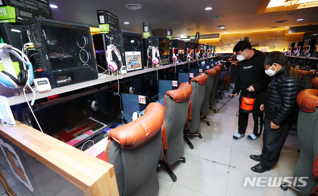 ▲ 서울시 공무원이 서울시 내의 한 PC방에서 방역 중인 모습. ⓒ뉴시스