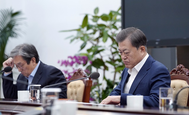 ▲ 문재인 대통령이 13일 오전 청와대 여민관 소회의실에서 열린 ‘경제·금융 상황 특별 점검회의’에 참석해 홍남기 경제부총리 겸 기획재정부 장관의 보고를 받고 있다.ⓒ뉴시스